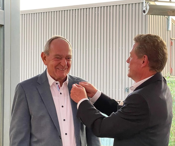 Die Lions Clubs sind eine weltweite Vereinigung freier Menschen, die in freundschaftlicher Verbundenheit bereit sind, sich den gesellschaftlichen Problemen unserer Zeit zu stellen und uneigennützig an ihrer Lösung mitzuwirken. „We serve“ - „Wir dienen“, so lautet das Motto der Lions-Bewegung. Ob in Kinder- und Jugendprojekten oder bei der Unterstützung Sehbehinderter, Lions engagieren sich ehrenamtlich für Menschen, die Hilfe brauchen. Dabei kümmern wir uns um die Mitmenschen in ihrer Nachbarschaft genauso wie um Notleidende in aller Welt. Mit weltweit über 48.000 Clubs und fast 1,5 Millionen Mitgliedern ist Lions Clubs International eine der größten Nichtregierungsorganisationen (NGO) und die einzige mit einem ständigen Sitz bei den Vereinten Nationen. Sie wurde von der Financial Times zur „besten Hilfsorganisation weltweit“ gekürt. In Europa gibt es* 9.375 Clubs und 244.360 Mitglieder, in Deutschland gibt es 1.575 Clubs mit mehr als 52.560 Mitglieder *(Stand Juli 2019) Zu unseren Activities zur Generierung von Spendeneinnahmen gehören u.a.: - Der Bücherbazar, welcher im Mai in der Herrenberger Mehrzweckhalle stattfindet. - Der Stand beim Weihnachtsmarkt Herrenberg, zusammen mit unseren französischen Lions Freunden aus Bar-Sur-Seine mit dem liebgewonnenen Mistelverkauf. - Alt-Handy Sammlung *NEU* Mit den Spendeneinnahmen unterstützen wir primär lokale Projekte, wie z.B.: - Klasse2000 in zahlreichen Herrenberger Grundschulen - Kindergarten Plus und Lions Quest in Herrenberg - Einzelne Spendenanfragen, z.B. DLRG, Wiedenhöfer Stift, Jugendhaus, Krisentelefon, Stadtseniorenrat, Musikschule u.v.a.m.